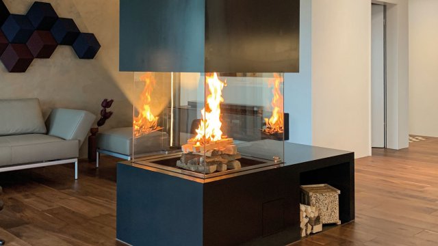 Das swissfirecube exklusiv 4S wird als Raumteiler eingesetzt und so ist das Feuer rundum von der Küche, dem Essbereich und dem Wohnzimmer zu geniessen. Durch den Keramikboden in Holzoptik darf die Feuerstelle ohne Vorbelag verbaut werden.